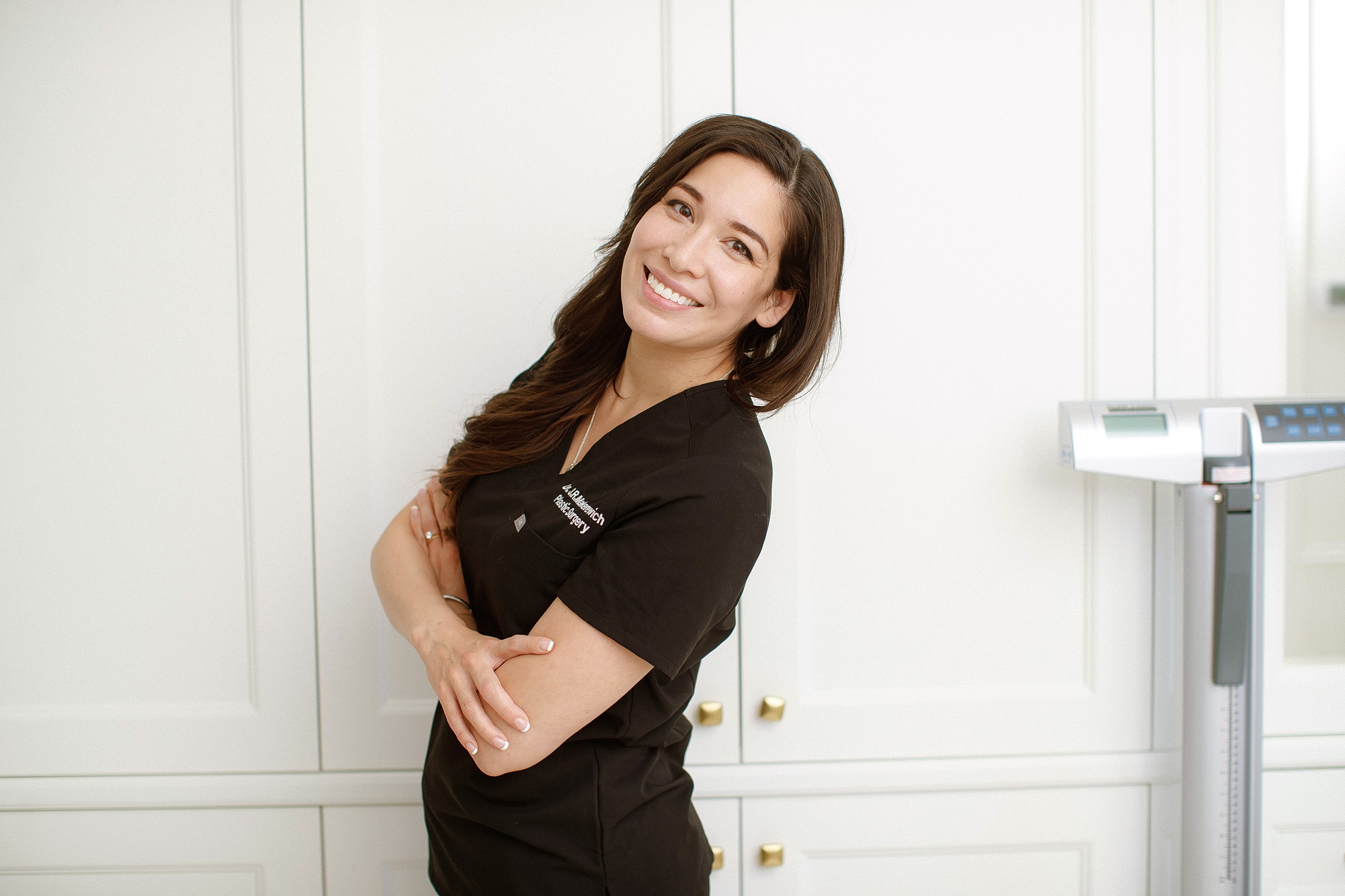 Smiling woman enjoying beach day by the water.